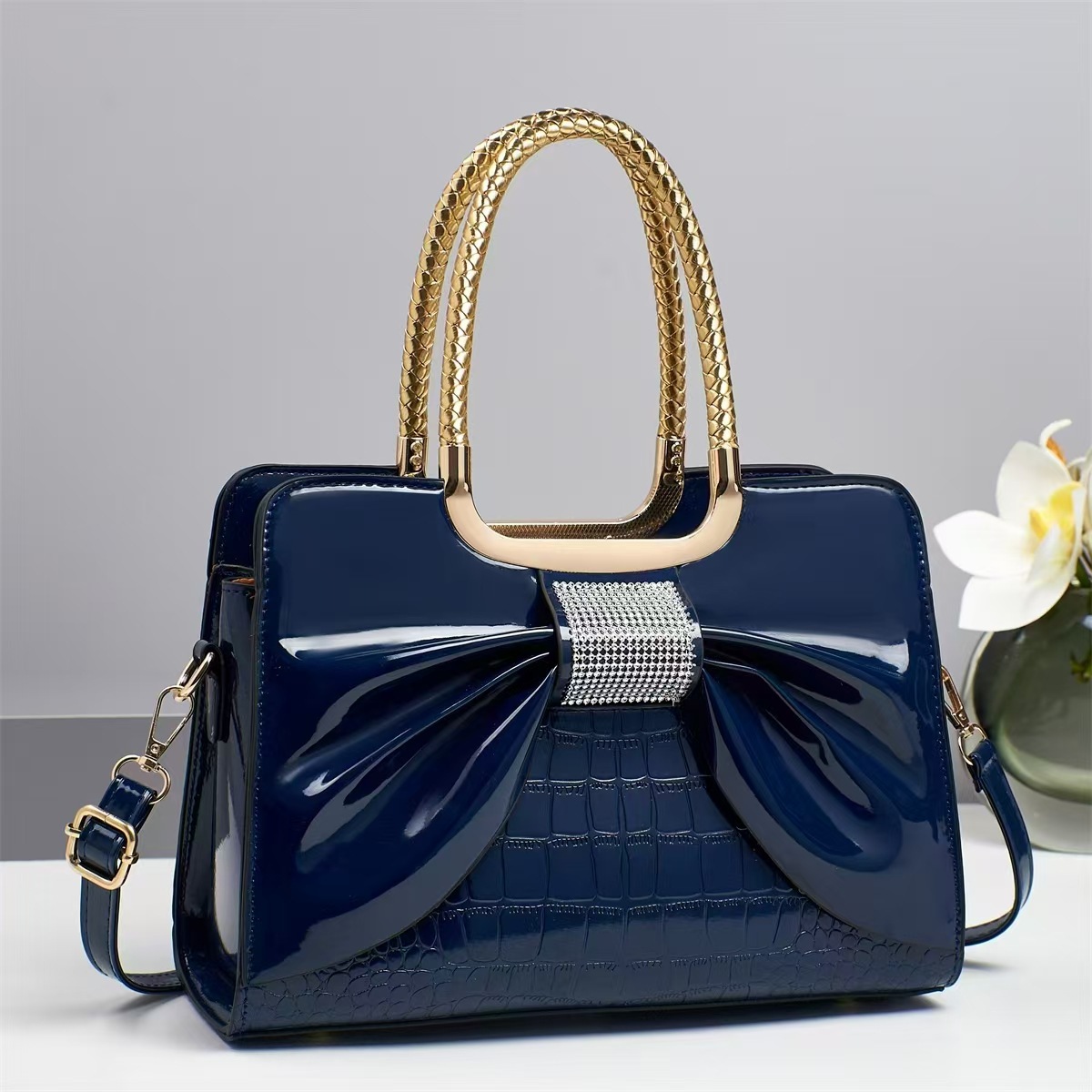 Taizhou Women's Bag 2025 New Style, fashionable and versatile, elegant mom bag, cross-border bestseller, patent leather shiny women's bag gift details Picture