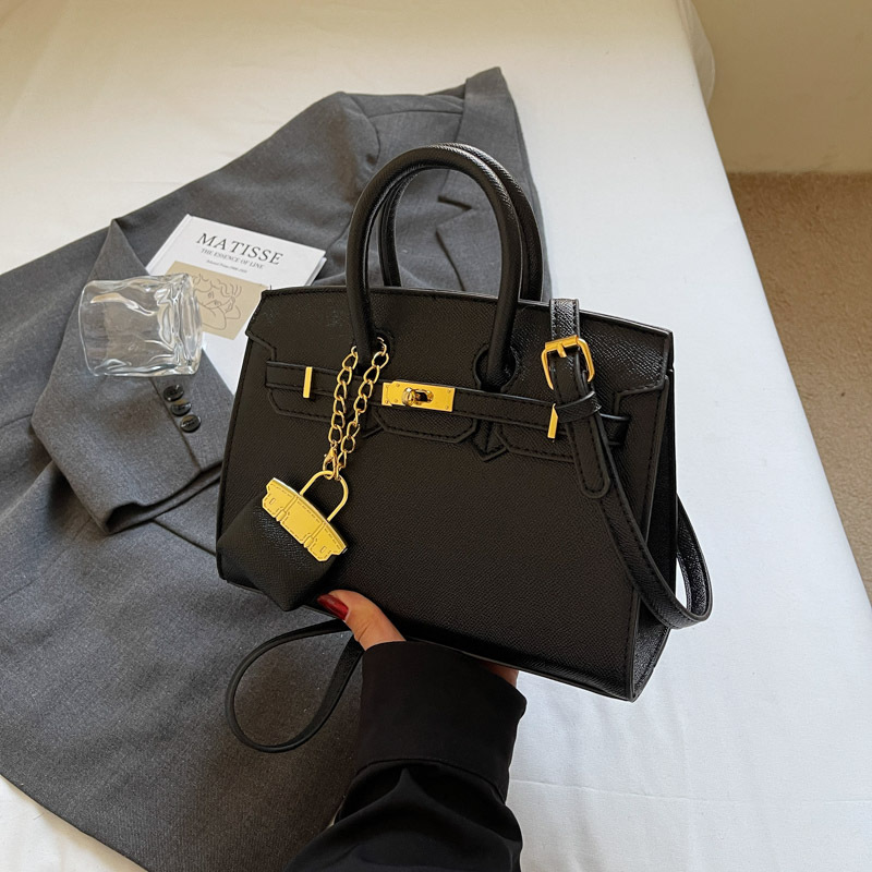 Simple hand-held platinum bag for women, 2025 new trendy bag, versatile large-capacity Kelly bag for women, single-shoulder crossbody bag Application Scenario