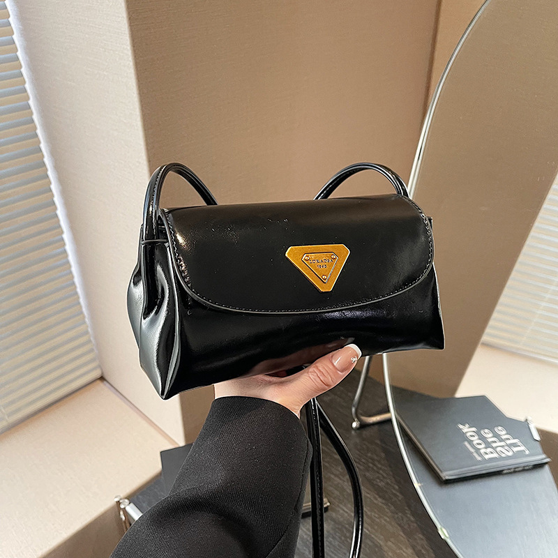 Retro oil-wax leather pillow bag for women, 2024 new style light luxury niche single-shoulder bag, high-end single-shoulder crossbody bag full figure