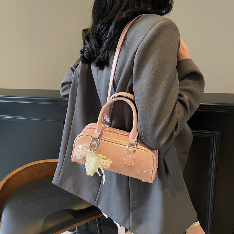 Korean high-end hand-held pillow bag for women, new Spring/Summer 2025, a niche, trendy and simple single-shoulder crossbody bag details Picture