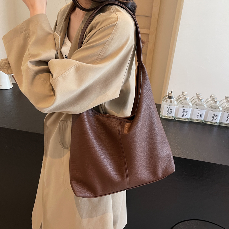 Large-capacity women's bag, 2025 new style, high-end soft leather underarm single-shoulder bun, mother commuting tote bag Application Scenario
