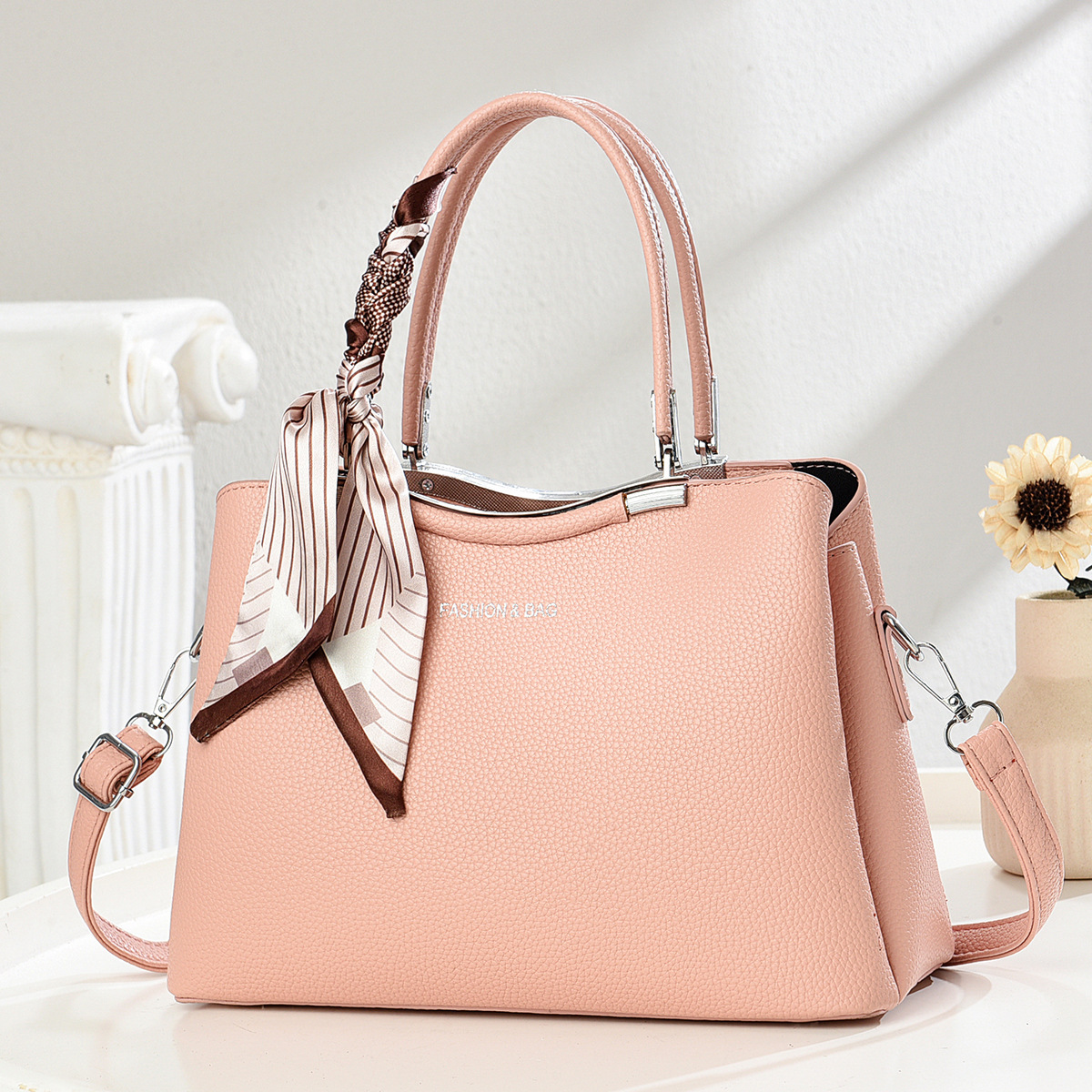 A light luxury commuting, versatile and fashionable single-shoulder, hand-held, crossbody bag for women, a new large-capacity hand-held mom bag Application Scenario