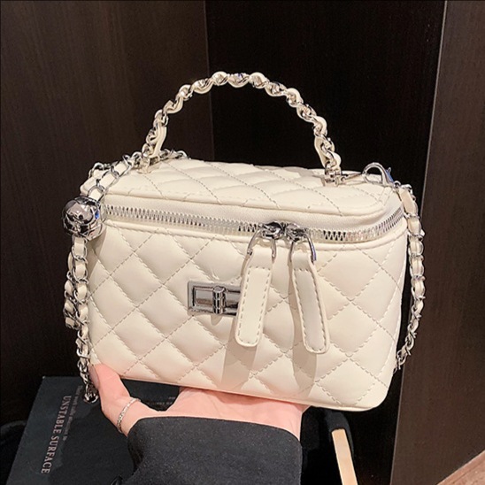 A high-end, stylish, diamond-shaped chain hand-held box bag for women, a new and fashionable cosmetic bag, a single-shoulder crossbody bag full figure