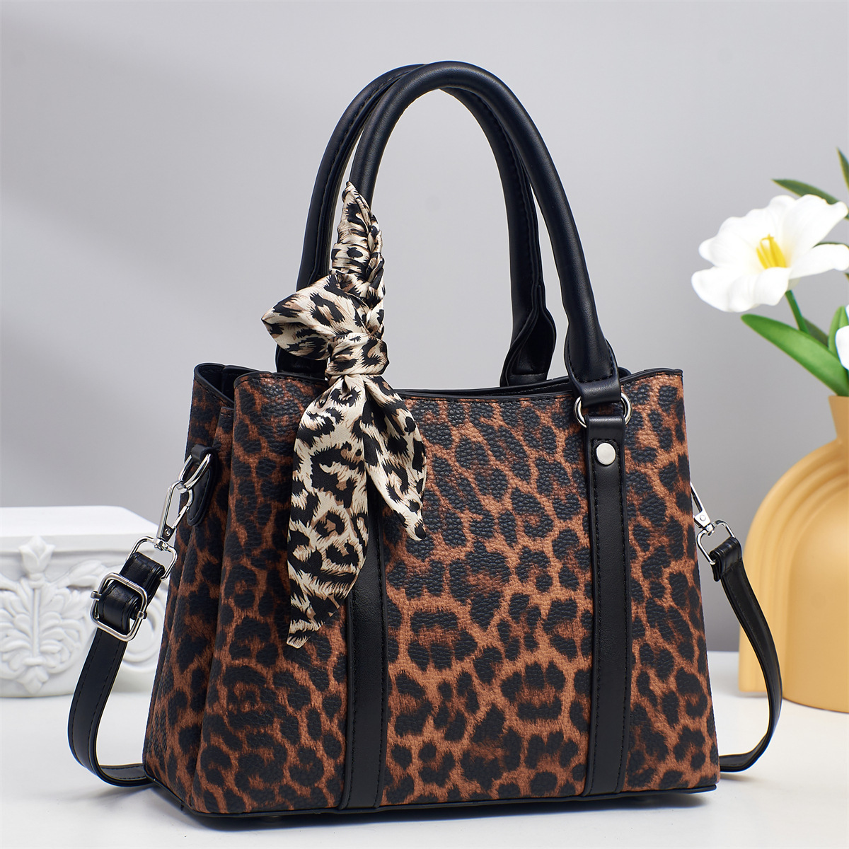 New foreign trade light luxury leopard print patchwork texture, stylish and high appearance level silk scarf, versatile for commuting, crossbody and trendy bag delivery Specification drawing