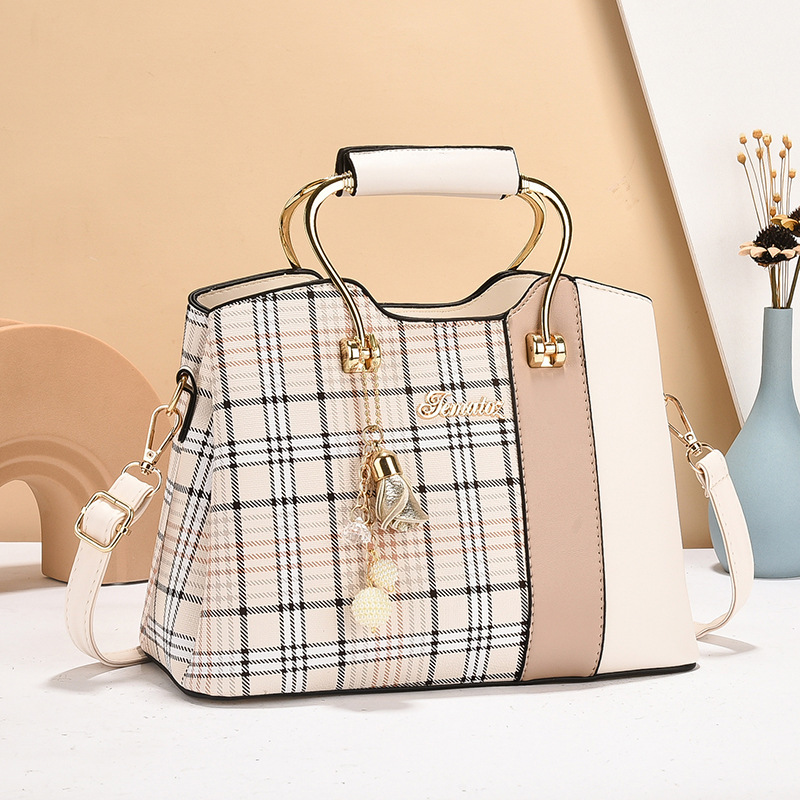 The checkered middle-aged mom bag for foreign trade hair consignment in 2024, a color-blocking and patchwork handbag, a large-capacity single-shoulder crossbody bag trend Application Scenario
