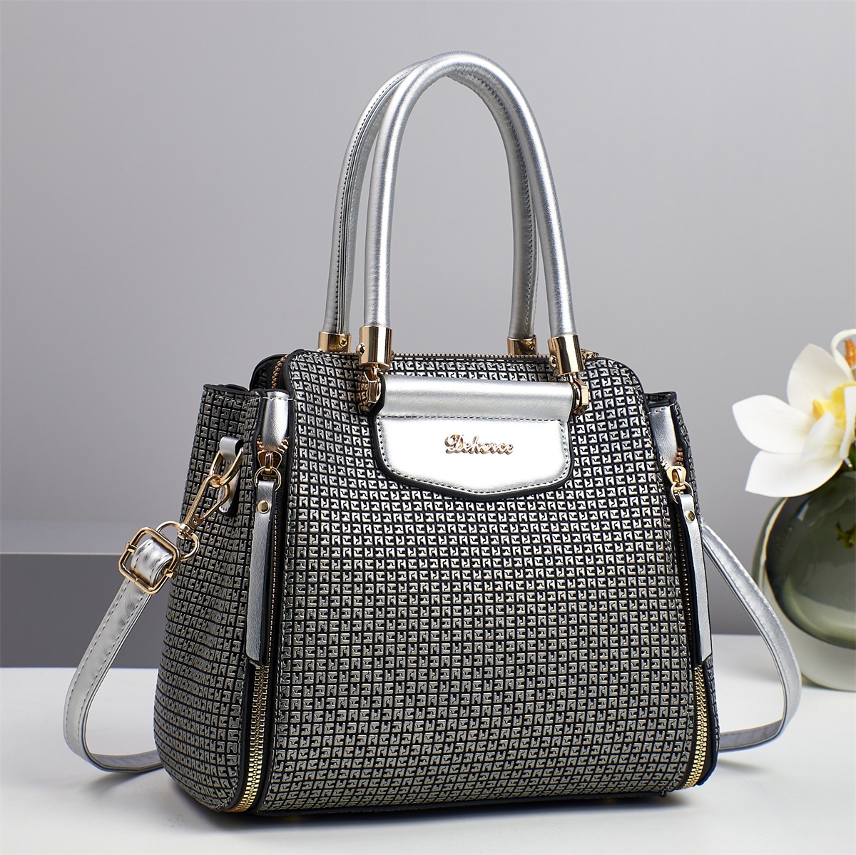 Women's bag manufacturer's PU handbag 2025 model solid color retro single-shoulder bag, Korean style fashionable large-capacity crossbody bag Application Scenario
