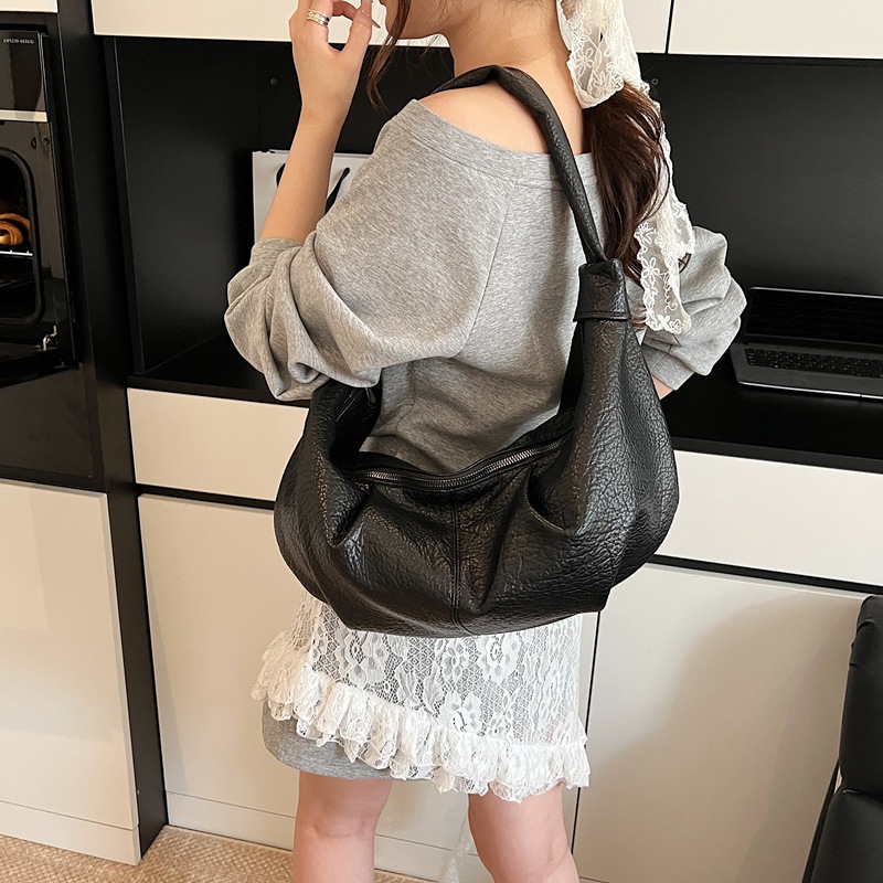 Soft pleated Korean-style laid-back large-capacity dumpling bag for women 2025 new casual solid color commuting single-shoulder crossbody bag Application Scenario