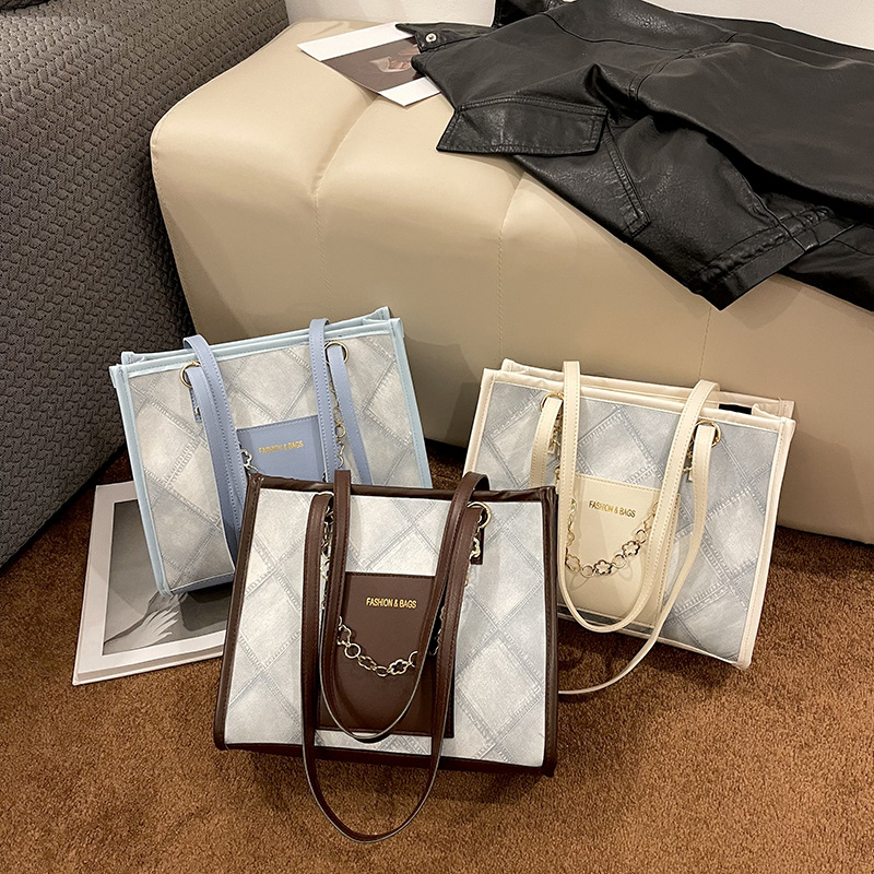 High-quality large bag 2023 Winter new trendy color-blocking women's bag, large-capacity commuting versatile hand-held tote bag Application Scenario