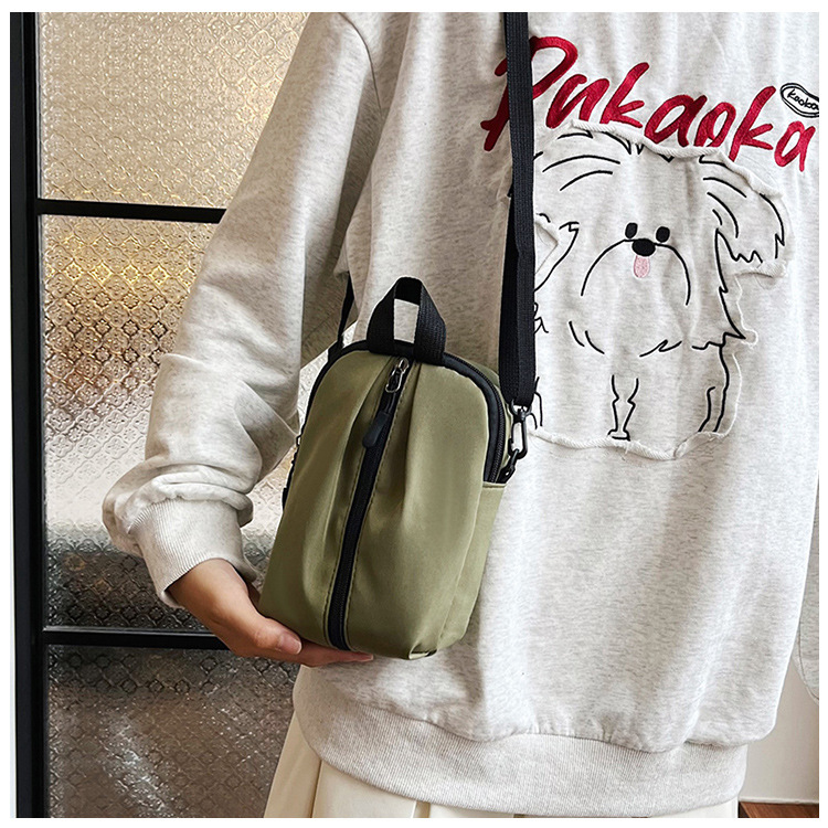 Fashionable and casual solid-color phone bag 2024 New simple and versatile crossbody small bag, popular for strolling and shopping mini bag for girls Application Scenario