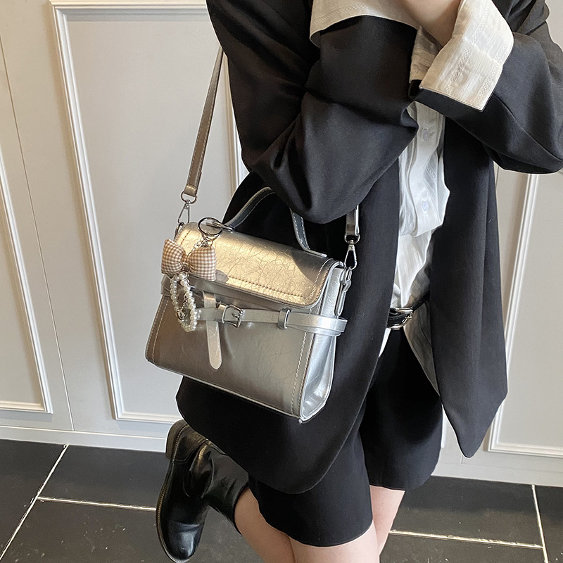 Stylish Korean-style niche handbag for women, 2025 new fashion soft leather contrasting color underarm bag, casual single-shoulder crossbody bag Application Scenario
