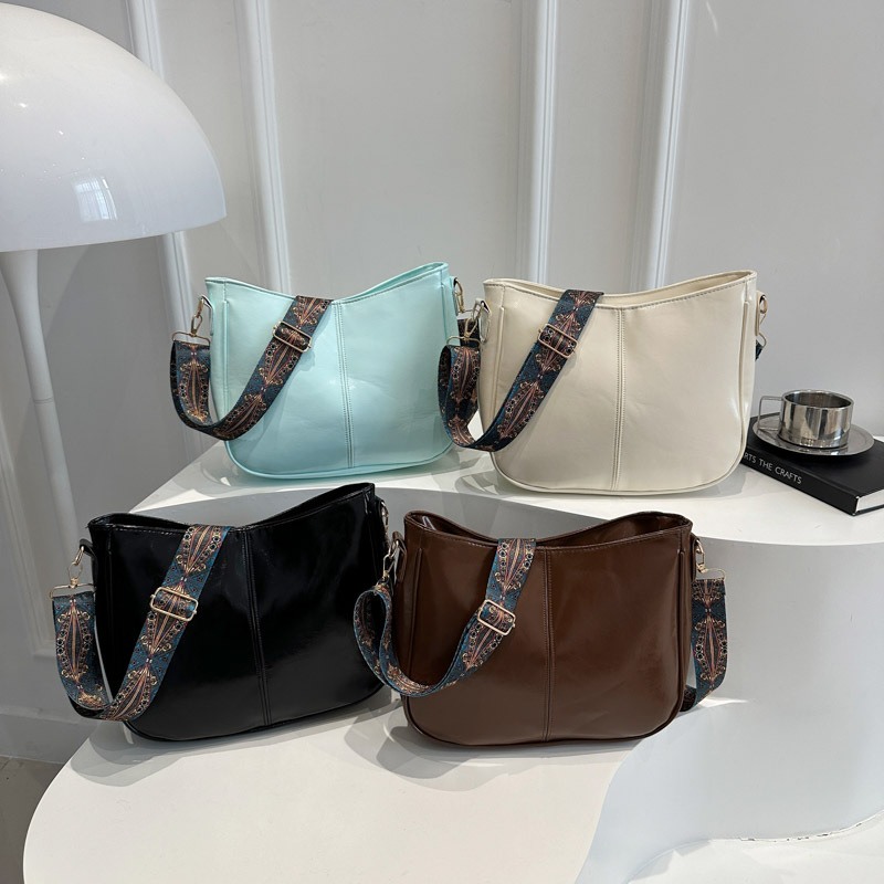 New retro and simple solid-color fashionable women's bag, single-shoulder bag, versatile for commuting, and a trendy European and American women's crossbody tote bag Application Scenario