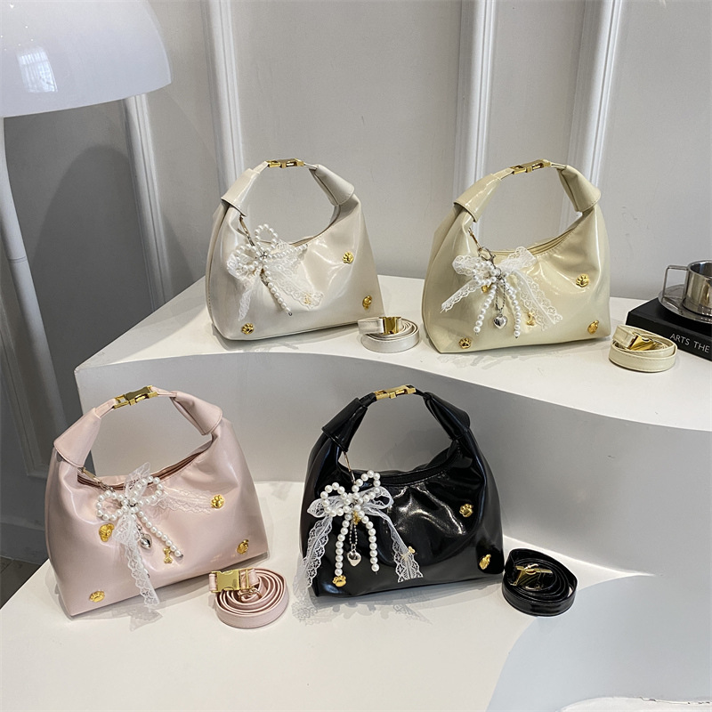 2025 New quality niche bag, women's spring trend fashion single-shoulder crossbody bag, women's hand-held dumpling bag Application Scenario