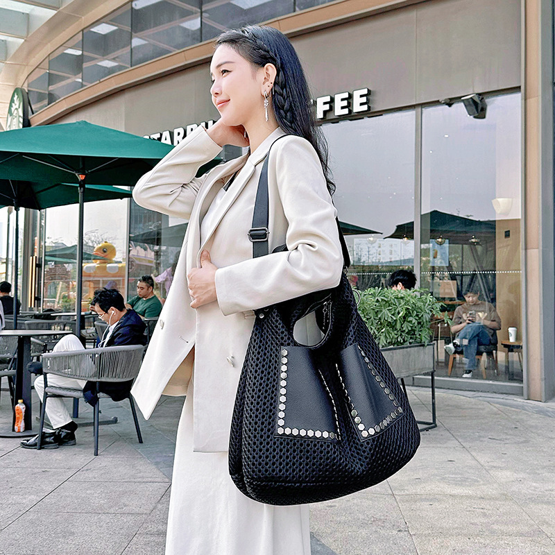 Cross-border retro mesh handbag, large-capacity single-shoulder bag, punk style rivet fashionable tote bag Application Scenario