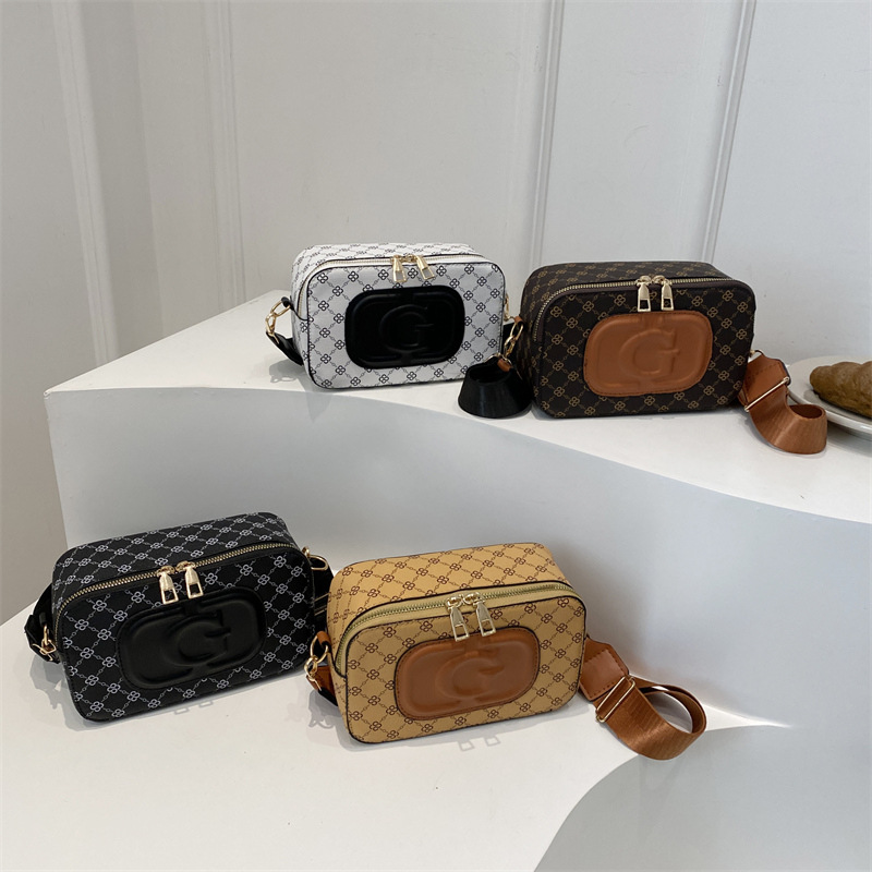 Retro and fashionable checkered small square bag for women, Spring/Summer 2025 new single-shoulder bag, wide shoulder strap crossbody bag Application Scenario