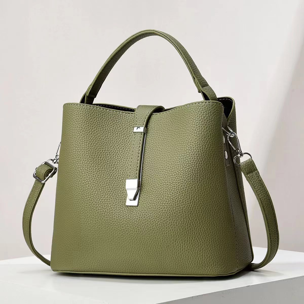 European and American fashionable bucket bag for women, elegant and simple, versatile, bill of lading shoulder bag, large capacity crossbody bag for women full figure