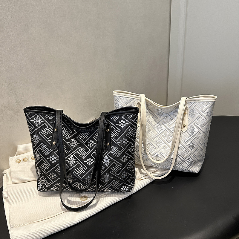 The new fashionable and retro single-shoulder bag for women is simple, stylish and versatile. It's a handy tote bag for commuting and going out Application Scenario
