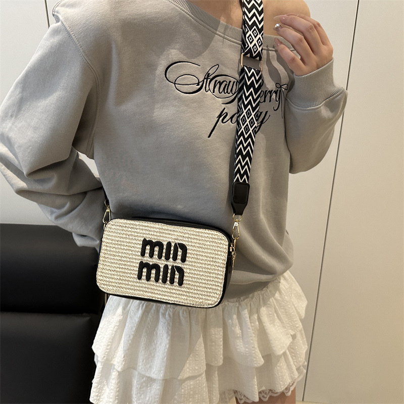 Personalized Fashion Trend 2025: A casual and versatile straw woven small square bag with a wide shoulder strap, a popular single-shoulder crossbody bag details Picture