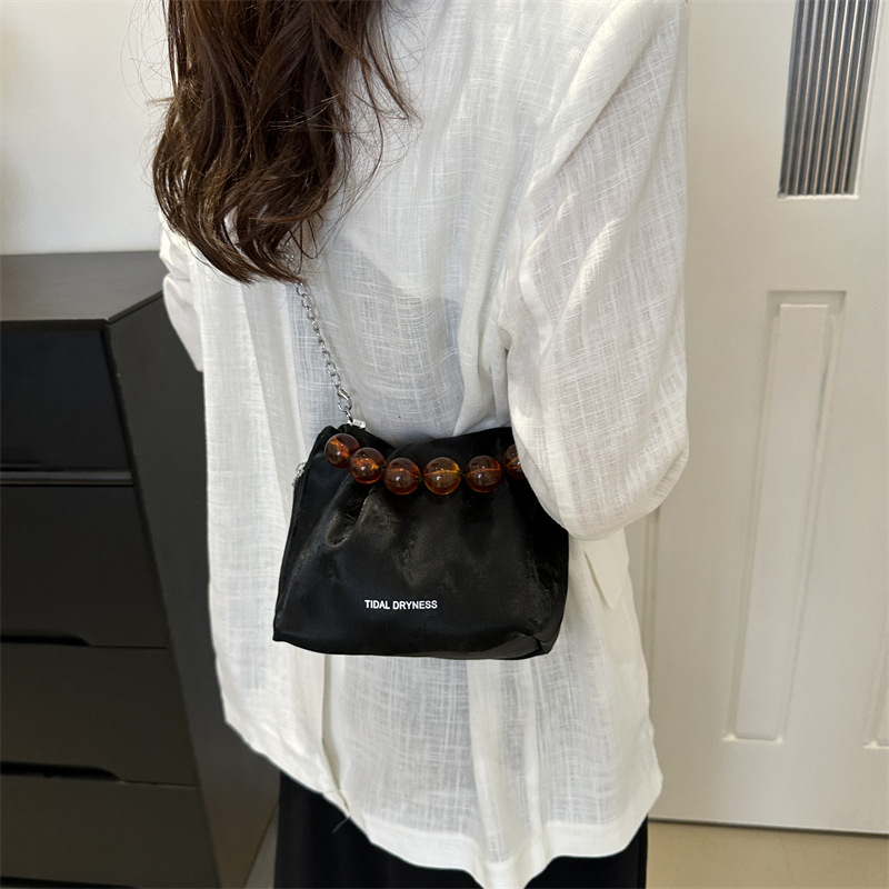 A women's 2024 Spring/Summer Korean-style fashionable and simple bucket bag with a unique texture and pleated crossbody Specification drawing