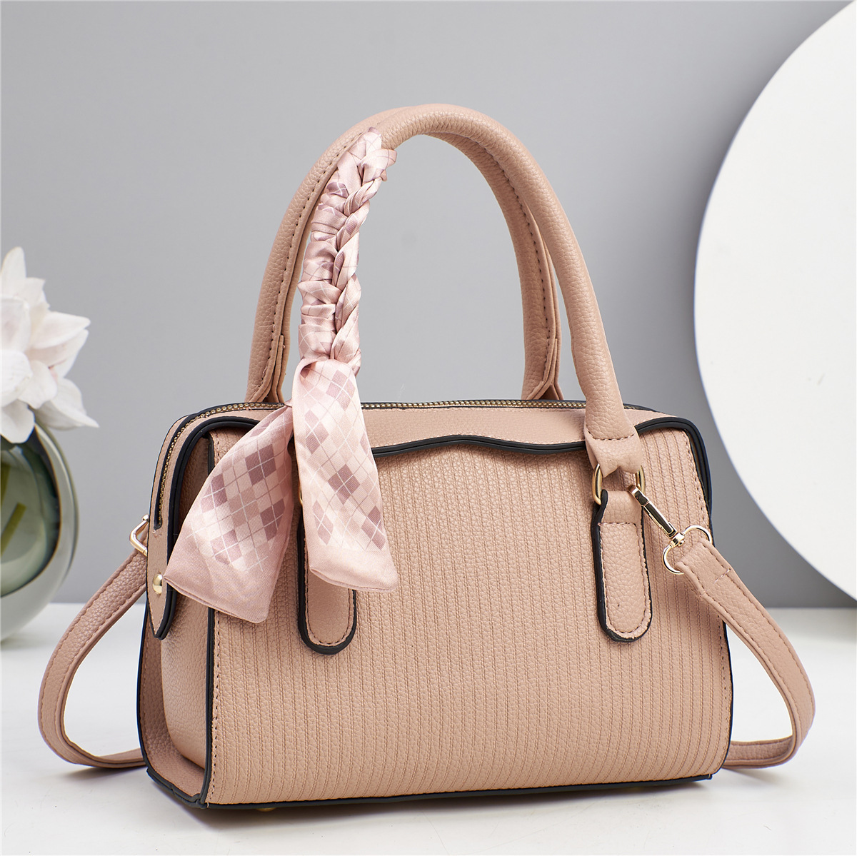 Cross-border embossed women's hand-held bag for women 2025 autumn/winter, Korean Instagram simple and fashionable single-shoulder bag, hand-held crossbody bag Application Scenario