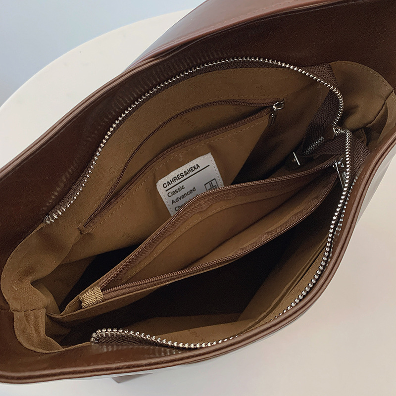 Cross-border retro versatile single-shoulder underarm bag for women 2025 new casual soft leather large-capacity commuting crossbody bucket bag Application Scenario