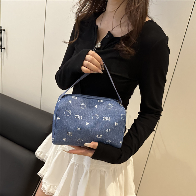A sweet and stylish Japanese niche design handbag, a simple single-shoulder underarm bag, and a new printed fashionable bag Application Scenario