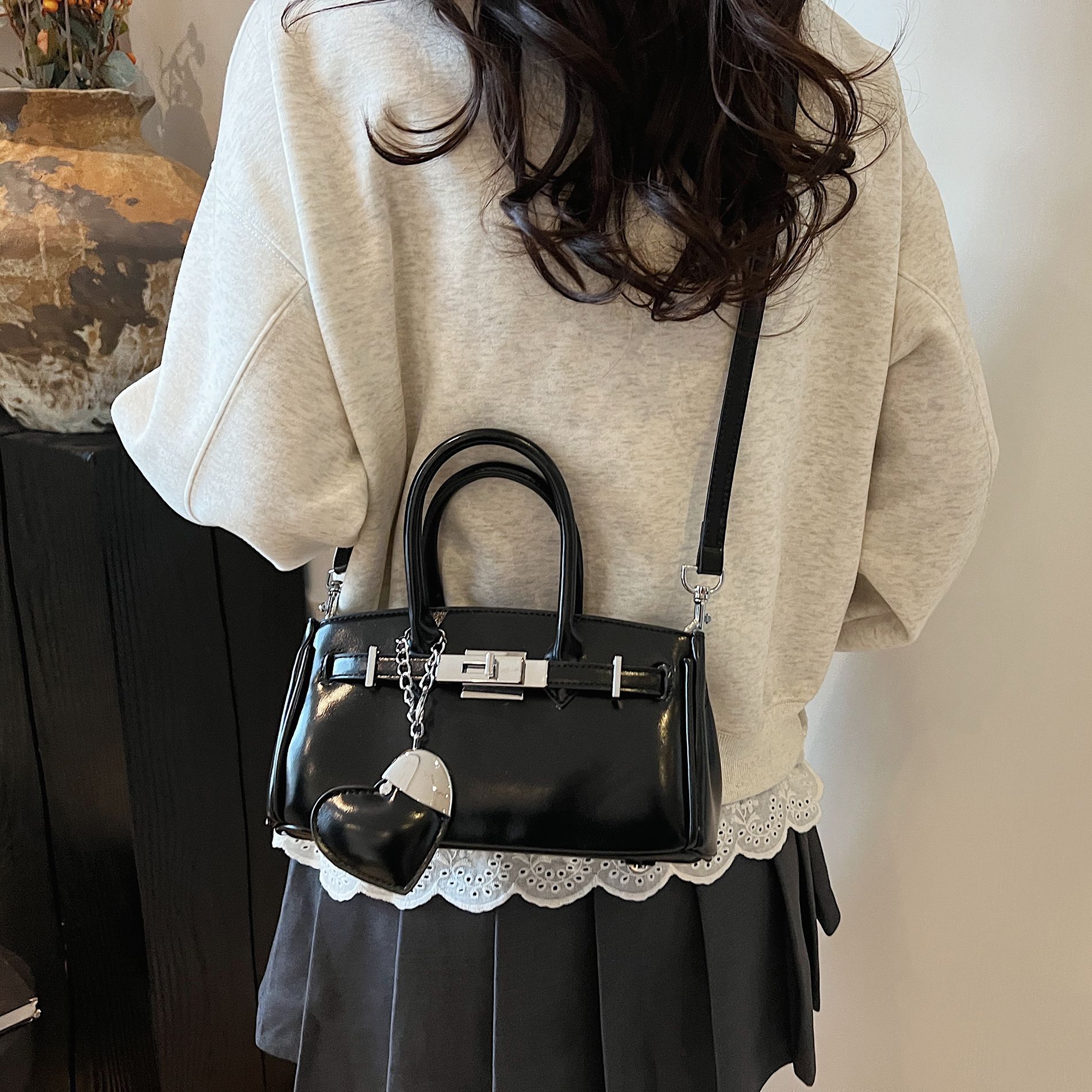 Fashionable and niche design handbag for women, 2025 new style fashionable platinum bag, versatile and simple single-shoulder crossbody bag Application Scenario