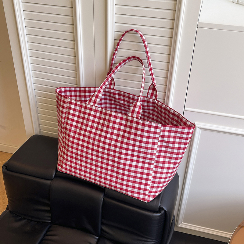 This year, large-capacity checkered canvas tote bags are in vogue. They are summer Instagram fashionable, artistic and laid-back single-shoulder shopping bags full figure