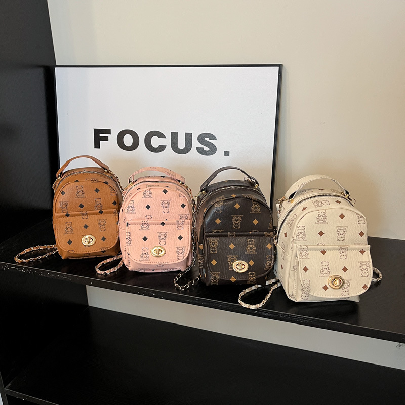 New fashionable and retro bear print backpack for cross-border women's travel, large-capacity student commuting crossbody bag Application Scenario