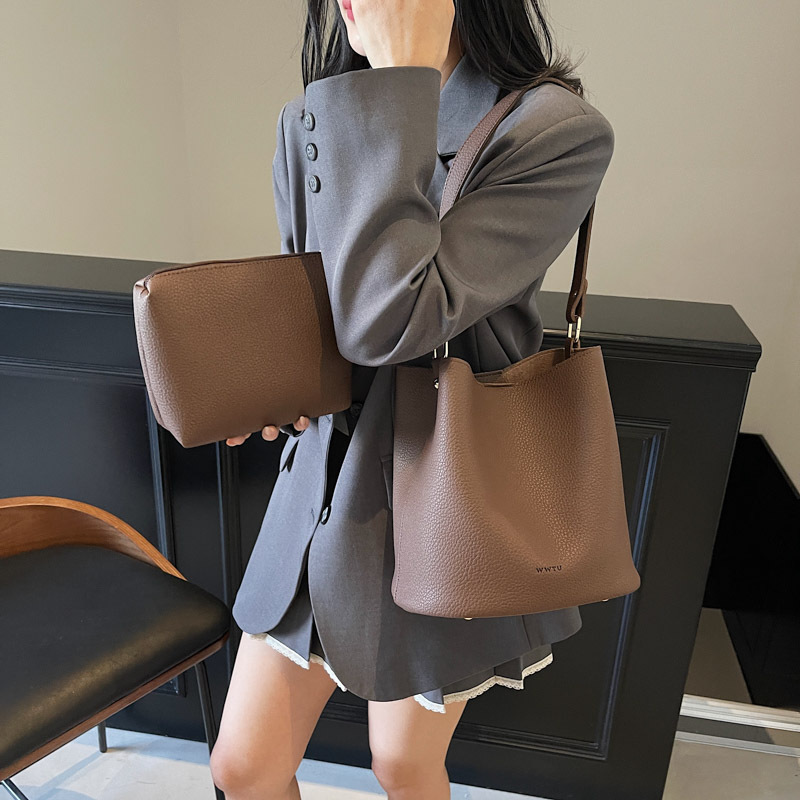 Cross-border retro large-capacity commuter bucket bag for women, 2025 new style simple handbag, high-end crossbody bag details Picture