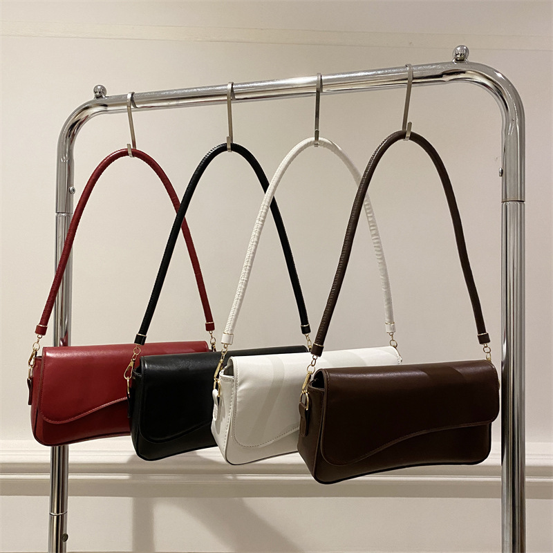 Underarm bag for women 2025 new retro simple solid color high-end small square bag for women, commuting single-shoulder bag Application Scenario