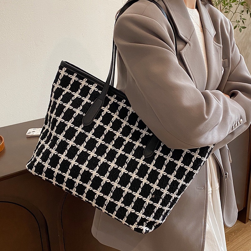 Large-capacity checkered bag for women, 2024 new style fashionable striped handbag, stylish and versatile single-shoulder tote bag Application Scenario