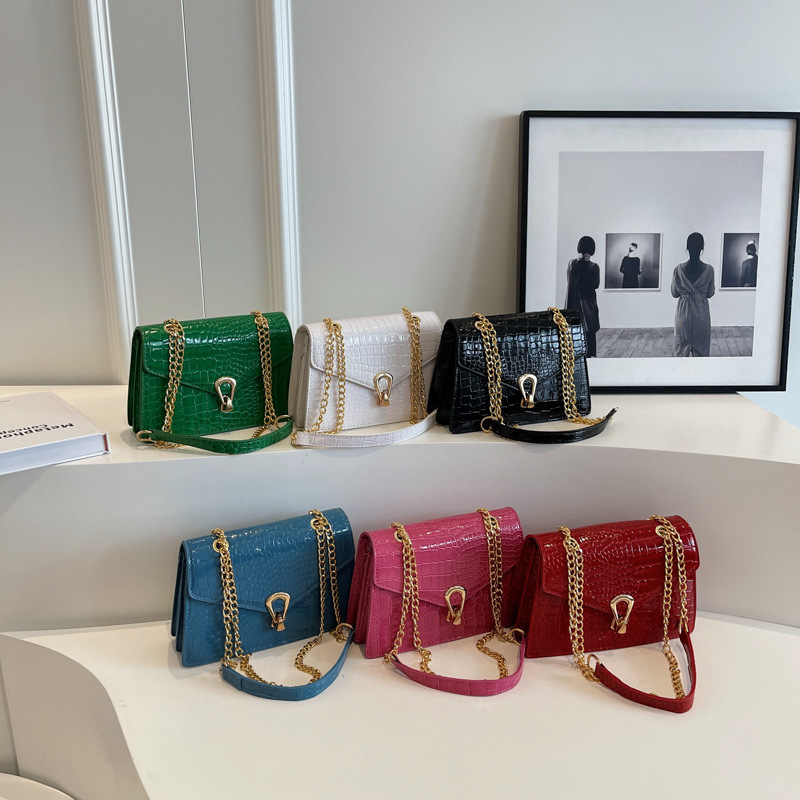 Fashionable solid-color crocodile-patterned chain 2023 summer new trendy Korean single-shoulder crossbody women's small square bag Application Scenario