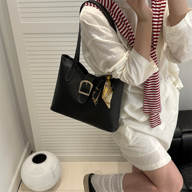 "Bag Women 2025: A new niche design for women's bags, a summer retro underarm bag with a high-quality commuting single-shoulder handbag. Specification drawing
