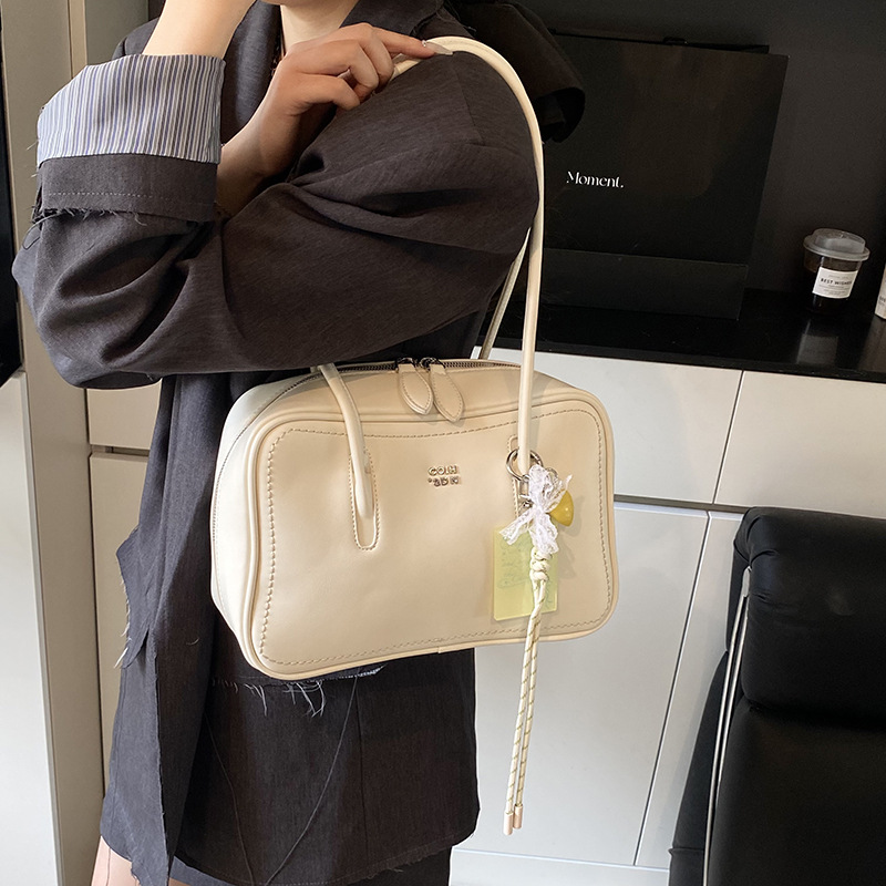 High-end quality large-capacity underarm bag for women 2025 new style, fashionable, versatile, stylish, light luxury, solid color simple single-shoulder bag details Picture
