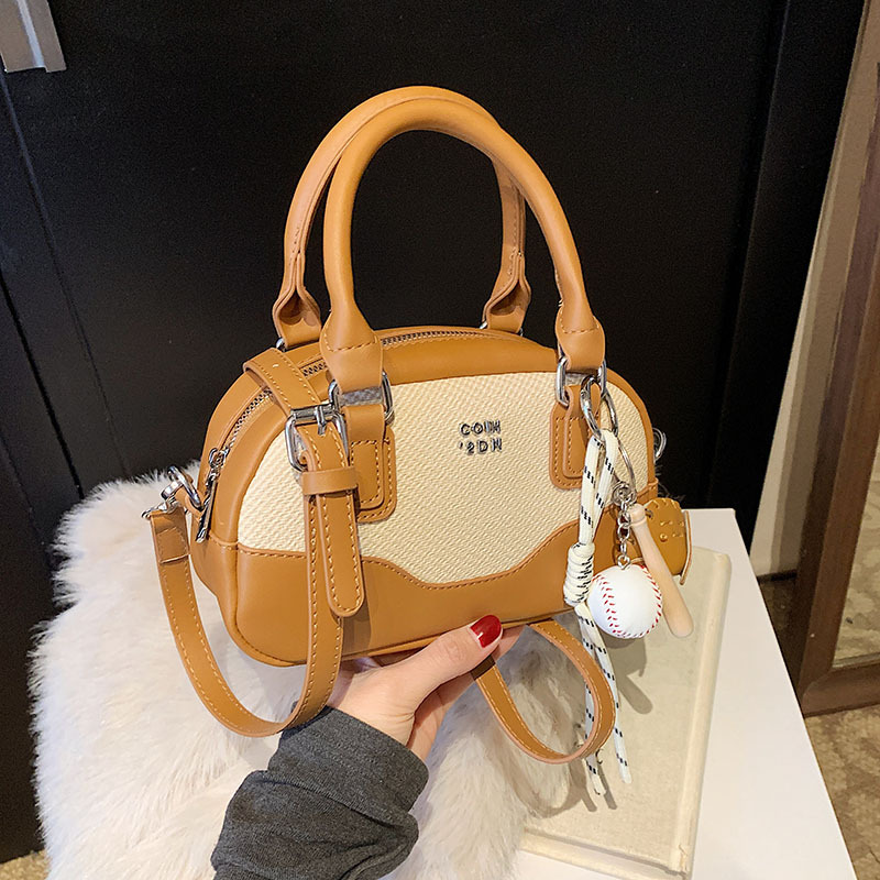 Korean version niche design hand-held bowling bag for women 2025 new style fashionable pillow bag versatile single-shoulder crossbody bag details Picture