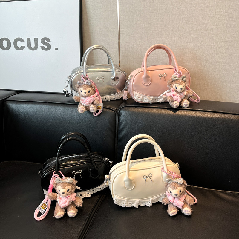 The Boston Bag 2025, a niche and simple design, is a fresh and elegant women's bag that is casual, fashionable and versatile. It is a single-shoulder bag and crossbody bag Application Scenario
