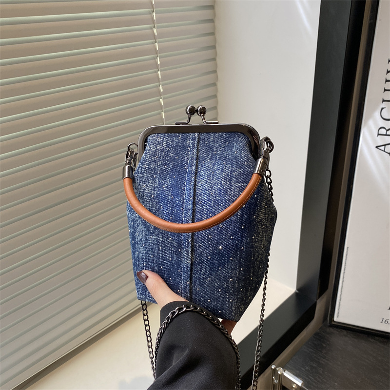 2025 New style clip bag, artistic handbag, versatile commuting denim bag, ins bag, women's retro mobile phone bag full figure