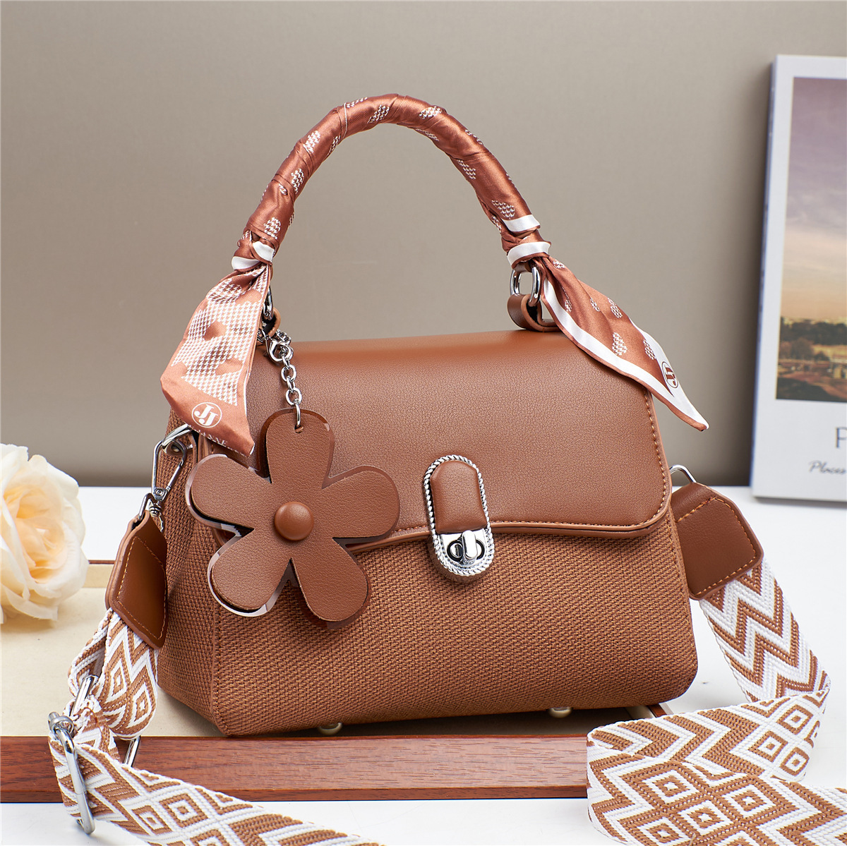 Ladies' silk scarf small square bag manufacturer's new autumn 2024 stylish and versatile handbag for middle-aged and elderly mothers Specification drawing