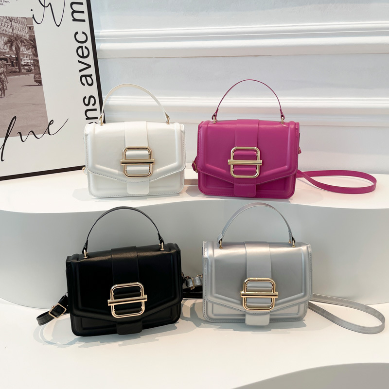 A simple, fashionable and individual women's bag for the 2024 autumn and winter collection, a niche hand-held shoulder bag with a retro texture and an ins crossbody bag Application Scenario
