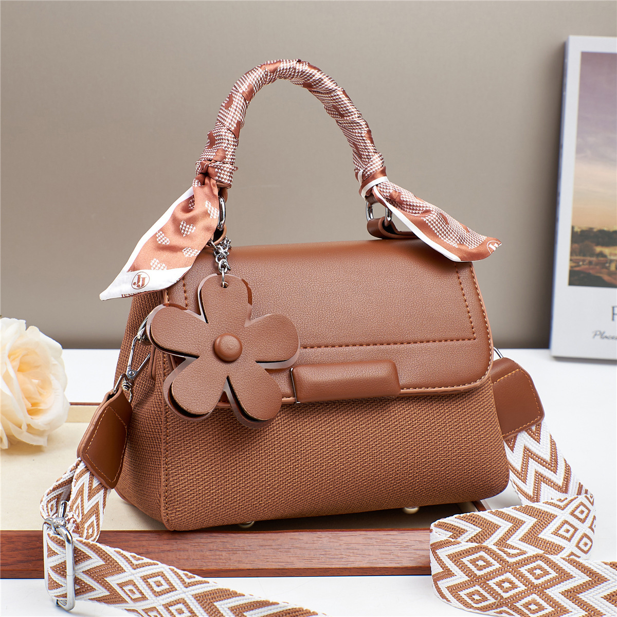 A stylish and versatile women's handbag from a grand manufacturer for autumn, featuring a new single-shoulder crossbody bag for women and mothers in 2024 Item Picture