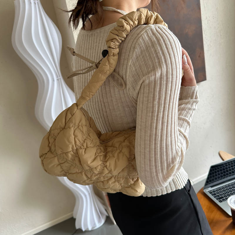 The 2024 new Korean style women's bag is a niche casual cloud-shaped pleated underarm bag, a casual dumpling bag, and a single-shoulder crossbody bag for women Application Scenario