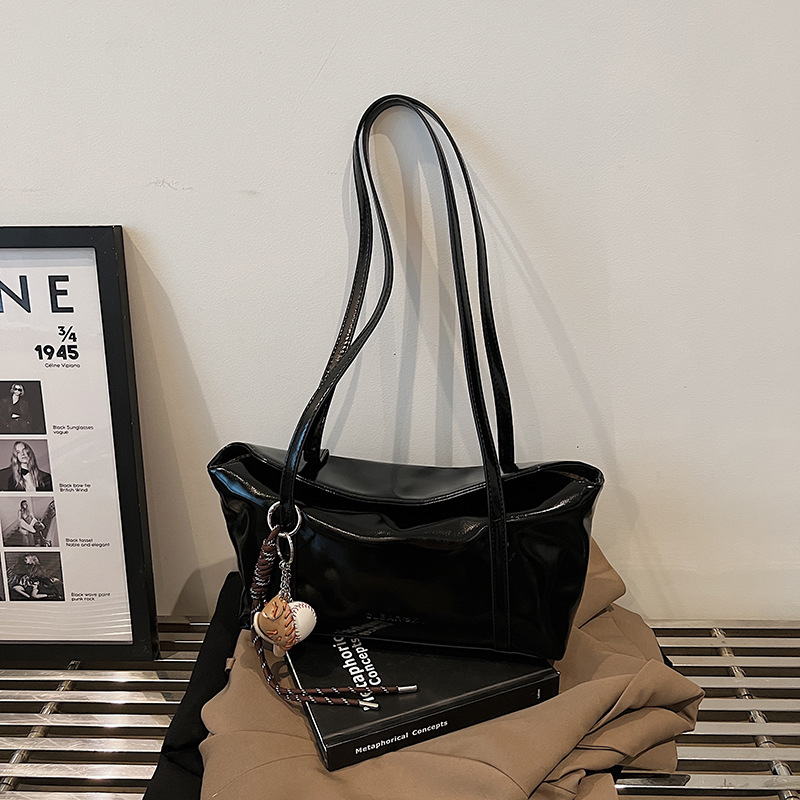 A new Korean version of a niche underarm bag for women in 2025, a trendy and retro hand-held commuter bag with a simple and large-capacity single-shoulder bag Specification drawing