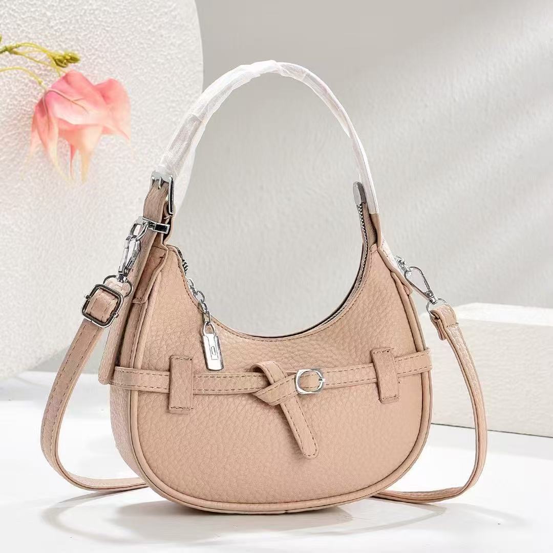 A trendy and stylish single-shoulder underarm bag for women, new Spring/Summer 2025 style, a small commuting bag for going out to work Application Scenario