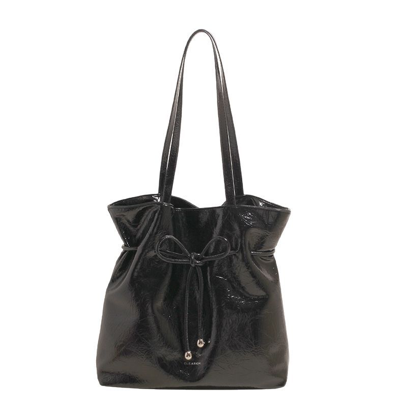 Fashionable solid color casual large-capacity bucket bag for women 2025 new style simple and high-end texture pleated single-shoulder armpit bag Item Picture