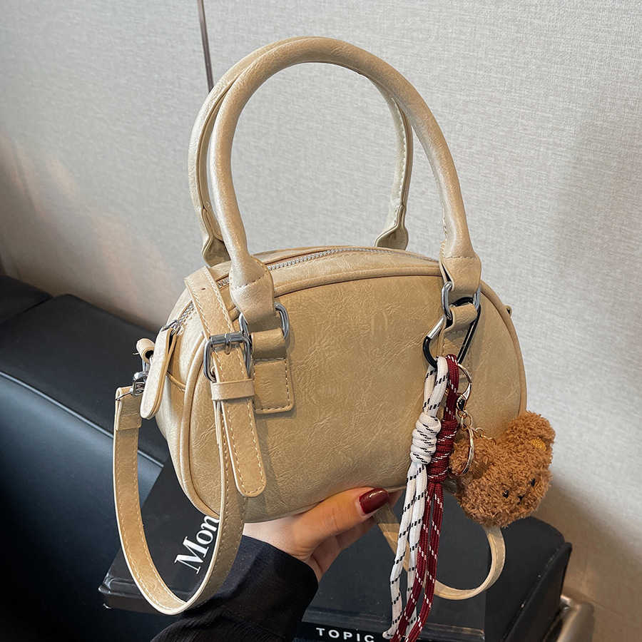 The 2024 new casual handbag for women features a high-end and niche design. It is a fashionable and versatile crossbody bag for women full figure