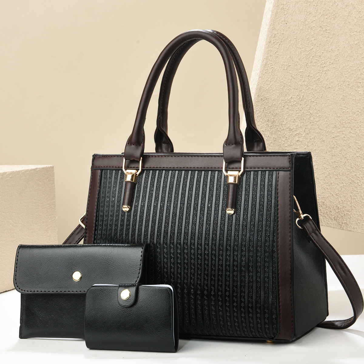 A versatile new high-appearancelevel striped mother and child bag set of three pieces, a high-end multi-layer large-capacity single-shoulder bag for cross-border use full figure