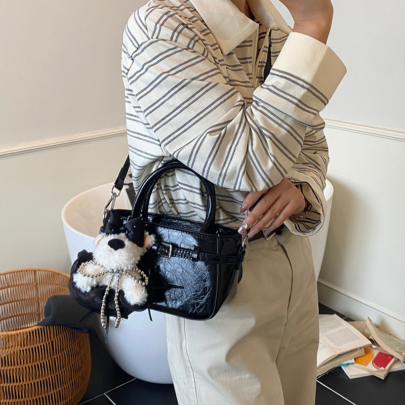 A retro and high-end hand-held small square bag for women in the summer of 2025, a fashionable and stylish solid color single-shoulder crossbody bag for commuting Specification drawing