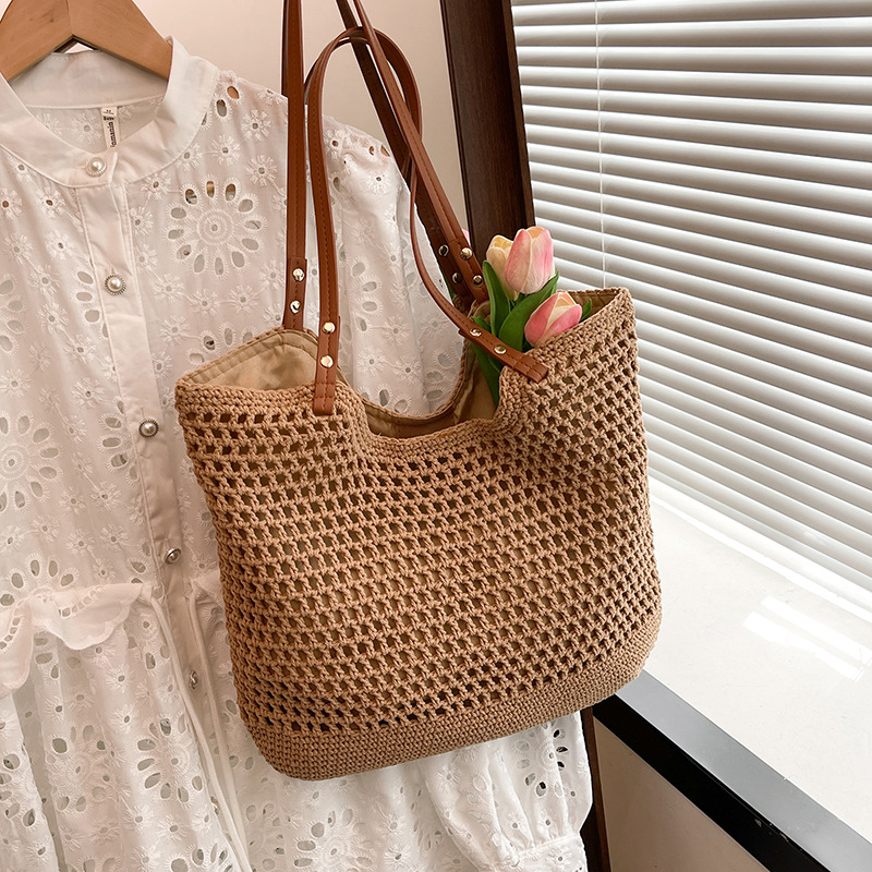 Artistic grid hollowed-out woven bag, women's beach straw woven underarm bag 2025 new style, trendy and versatile casual single-shoulder bag Application Scenario