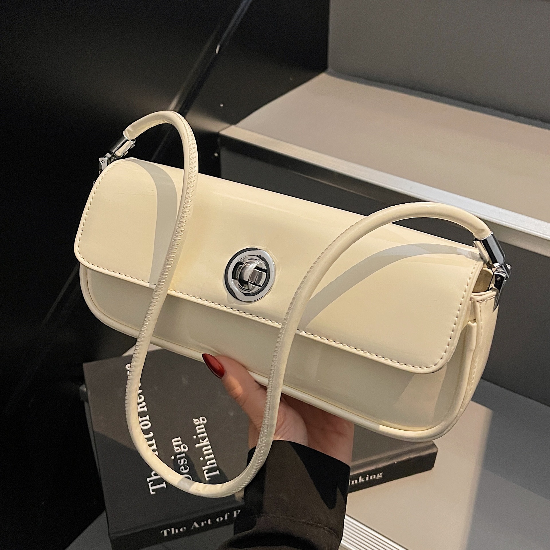 A simple and fashionable bag for women in 2025, a new versatile, high-end, casual and trendy small square bag, a Korean version of a niche baguette bag full figure