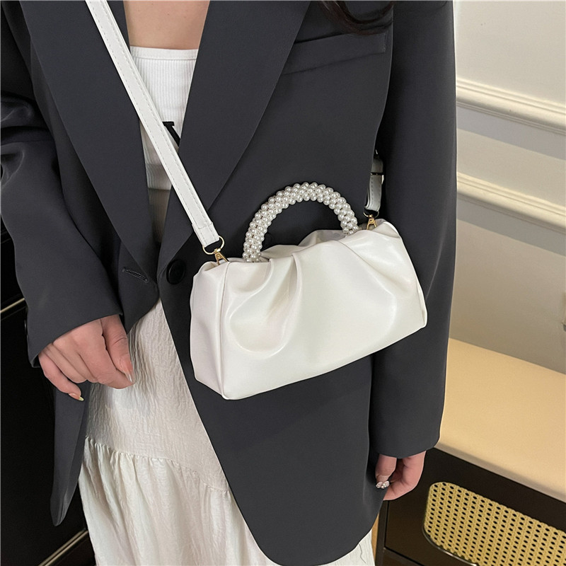 Single-shoulder crossbody bag 2025 summer new pearl chain handbag solid color simple pleated texture cloud bag details Picture